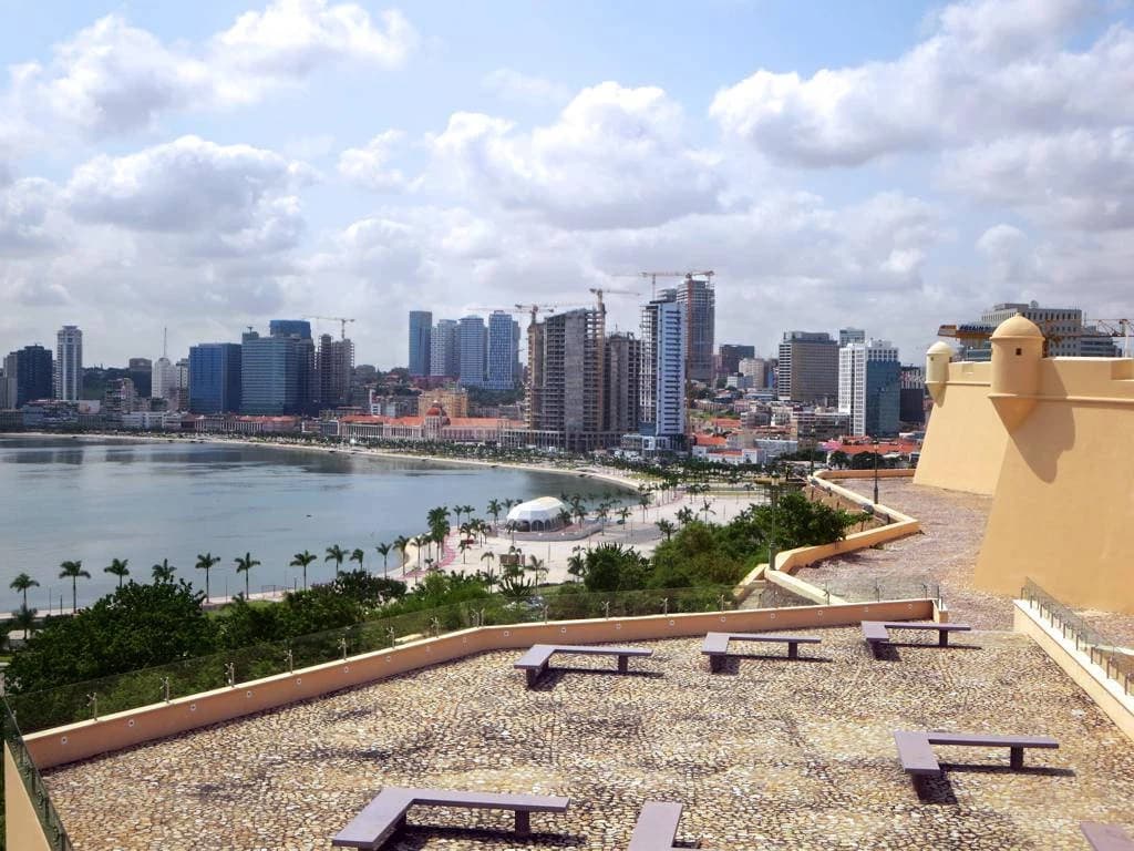 Vista da baía de Luanda, Angola