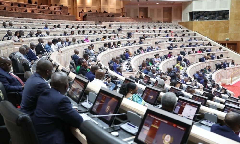 Viagens internacionais dos deputados passam a depender de autorização do Presidente da Assembleia Nacional