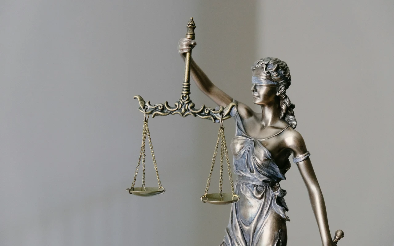 Estátua da Justiça, de olhos vendados, a segurar uma balança