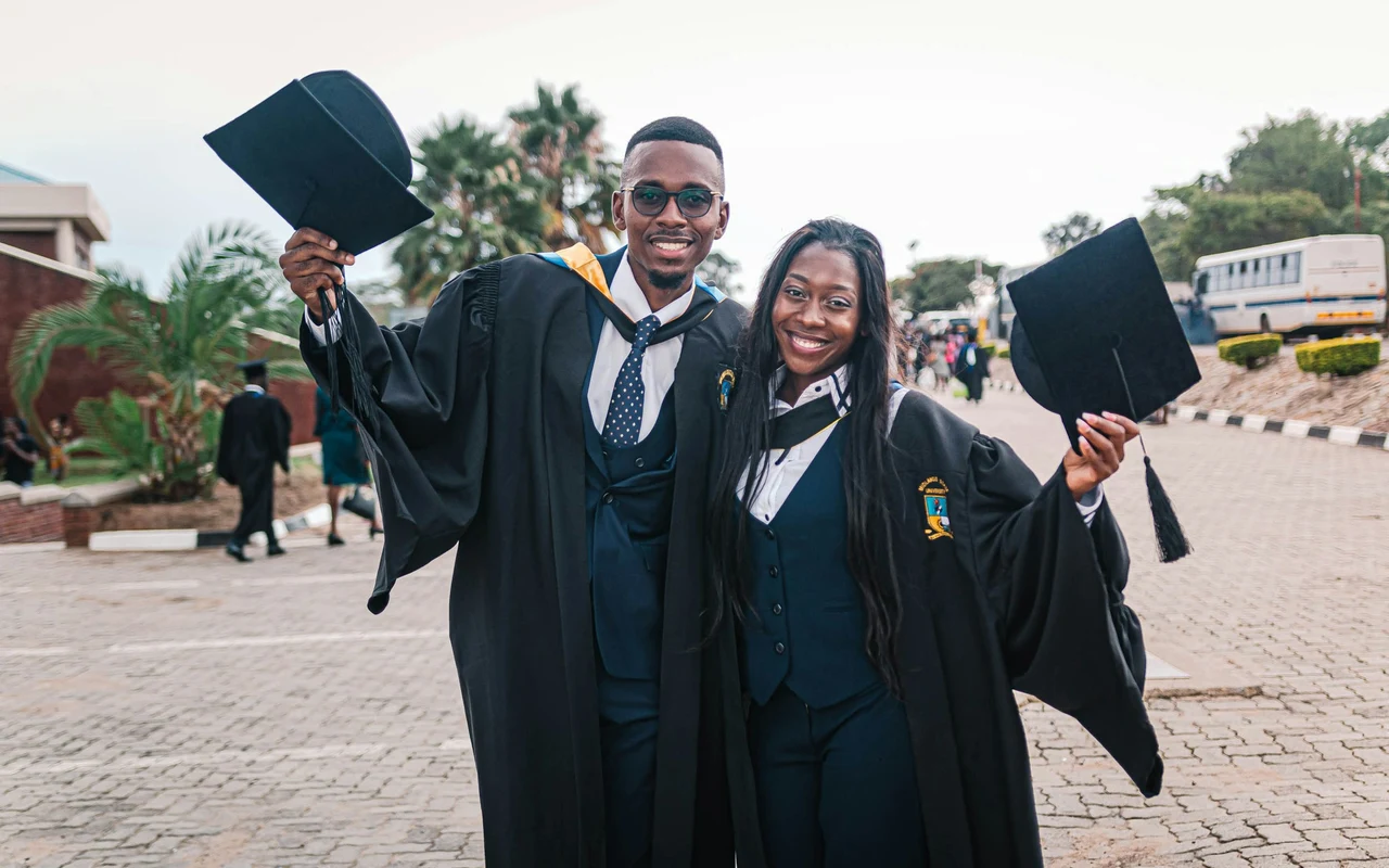 Dois jovens licenciados africanos a celebrar a formatura