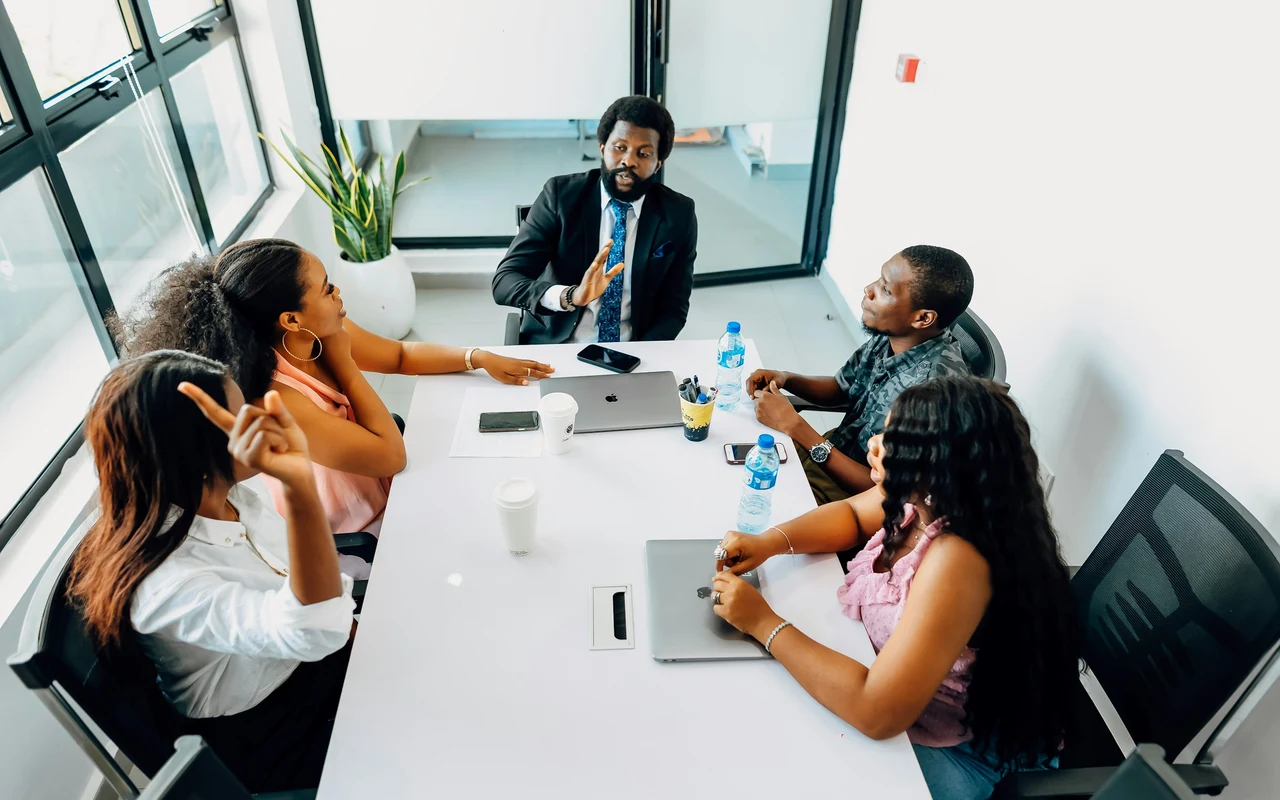 Equipa de profissionais africanos numa reunião de empresa