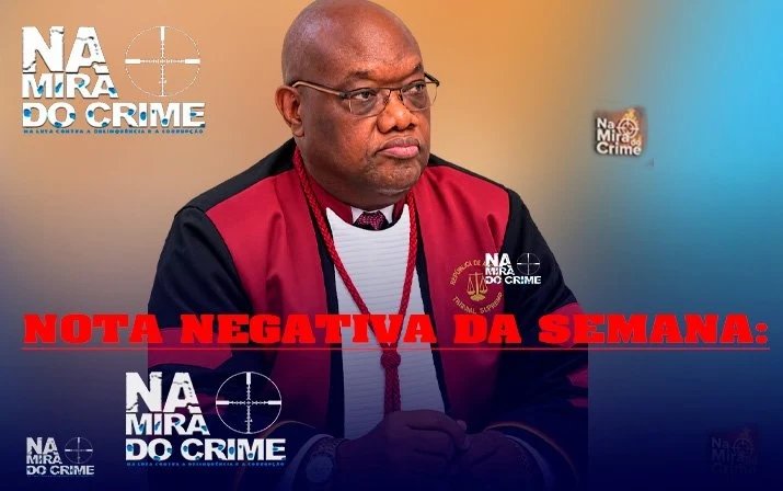 Juiz de toga vermelha e preta com o título Nota Negativa da Semana