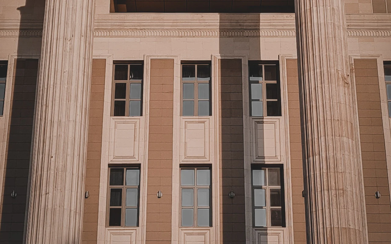 Colunas na entrada de um tribunal (imagem ilustrativa)