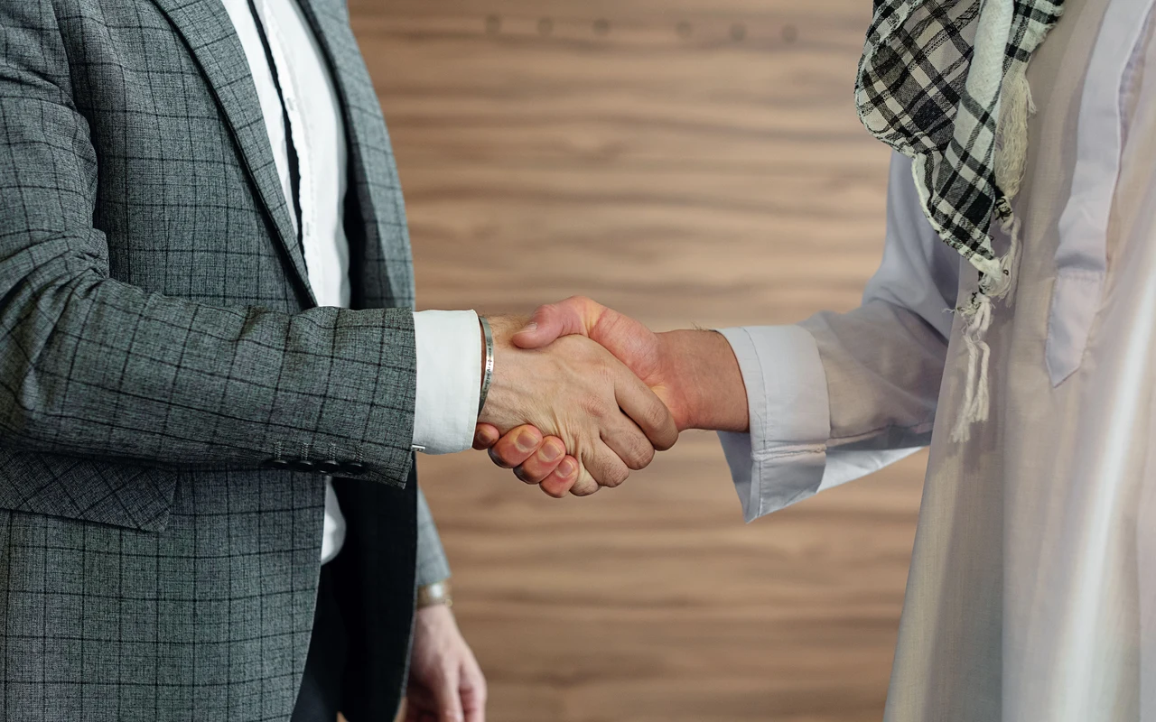 Aperto de mãos simbolizando uma parceria empresarial (imagem ilustrativa)