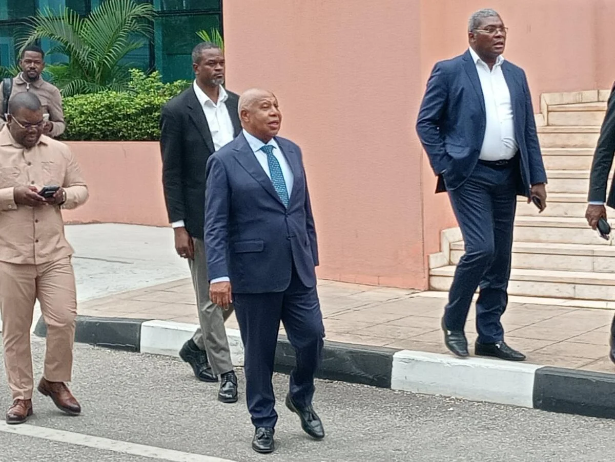 MPLA: Comité Central fecha a porta do Congresso a Higino Carneiro e envia indícios de "crime de falsificação de documentos" à PGR